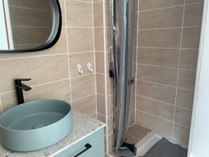 Doccia, asciugacapelli, asciugamani, carta igienica