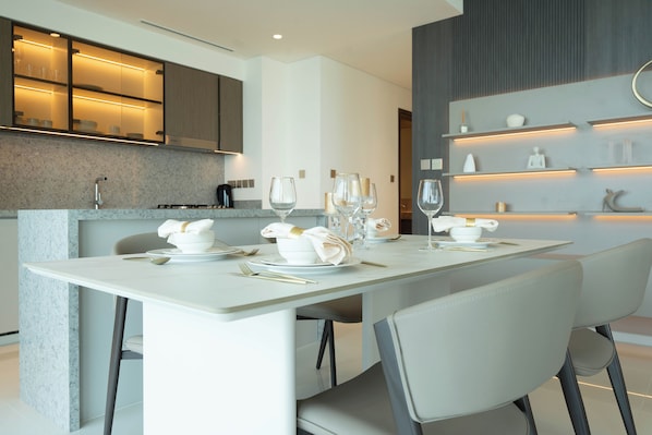 Deluxe appartement, balkon, uitzicht op zee | Dineren in de kamer