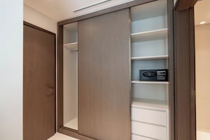 Deluxe appartement, balkon, uitzicht op zee | Luxe beddengoed, donzen dekbedden, bedden met traagschuimmatras