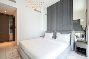 Deluxe appartement, balkon, uitzicht op zee | Luxe beddengoed, donzen dekbedden, bedden met traagschuimmatras