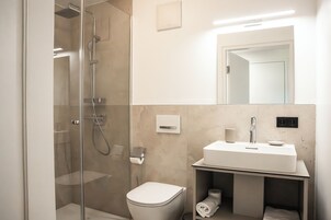 Πετσέτες, Σαπούνι, Σαμπουάν, Χαρτί υγείας