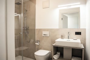 Handtücher, Seife, Shampoo, Toilettenpapier