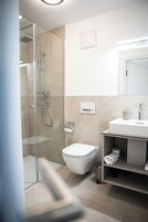 Πετσέτες, Σαπούνι, Σαμπουάν, Χαρτί υγείας