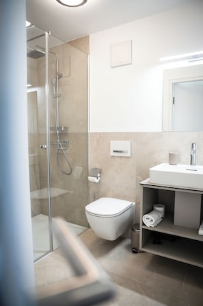 Asciugamani, sapone, shampoo, carta igienica