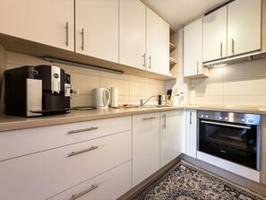 Kylskåp, ugn, spishäll och diskmaskin