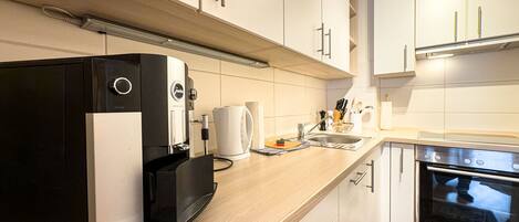 Fridge, oven, stovetop, dishwasher