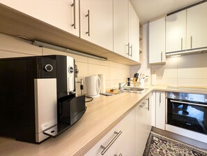 Een koelkast, een oven, een kookplaat, een vaatwasser