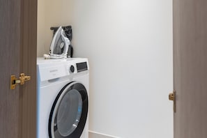 Apartamento luxo, sacada, vista para o mar | Banheiro | Chuveiro, chuveiro com efeito de chuva, produtos de toalete grátis