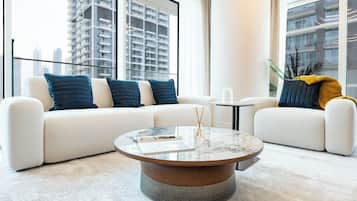 Departamento Deluxe, balcón, vista al mar | Área de sala de estar | Televisión de pantalla plana de 125 cm con canales digitales y Netflix