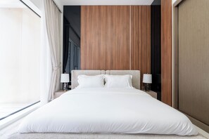 Deluxe-huoneisto, parveke, merinäköala | Ylelliset vuodevaatteet, memory foam -patjalliset sängyt