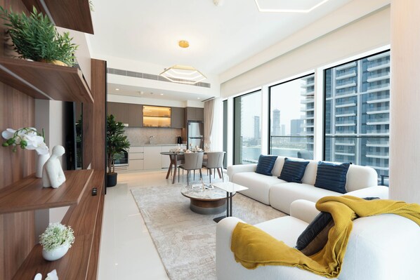 Appartement Deluxe, balcon, vue sur la mer | Aire de séjour | Téléviseur à écran plat de 125 cm avec télévision numérique, Netflix