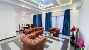 Smart-tv en een computerscherm