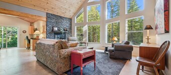 Starry Night - Private 35-acre Tobermory retreat with trails, open-concept living, and close to attractions.