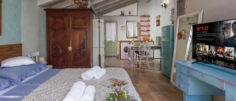 Estudio familiar, vista a la montaña, junto a la montaña (Tiny House With Private Pool Kostrena) | Wifi gratis y ropa de cama