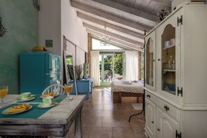 แฟมิลี่สตูดิโอ, วิวภูเขา, ติดภูเขา (Tiny House With Private Pool Kostrena) | ร้านอาหาร