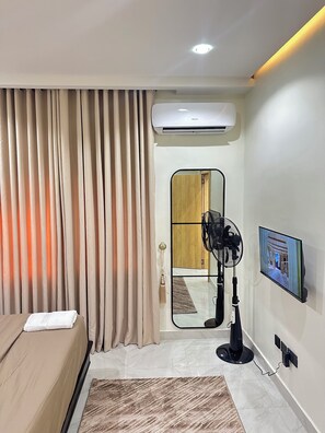 1 bedroom, desk, iron/ironing board, internet
