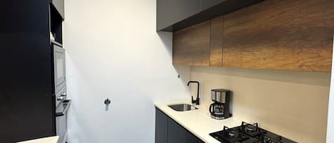 Coffee/tea maker, fridge, microwave, oven