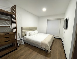 2 habitaciones, escritorio, tabla de planchar con plancha y wifi gratis 