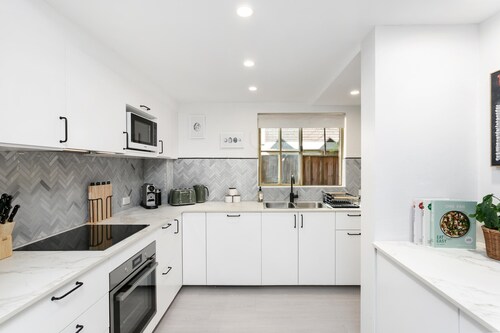 Crows Nest - ER138 - Ernest Street - Stylish townhouse, spacious layout, walk to shops and transport.