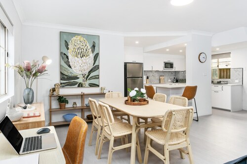 Crows Nest - ER138 - Ernest Street - Stylish townhouse, spacious layout, walk to shops and transport.