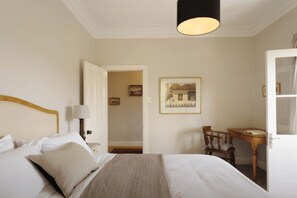 5 bedrooms, iron/ironing board, WiFi, bed sheets