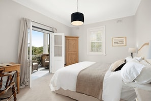 5 bedrooms, iron/ironing board, WiFi, bed sheets