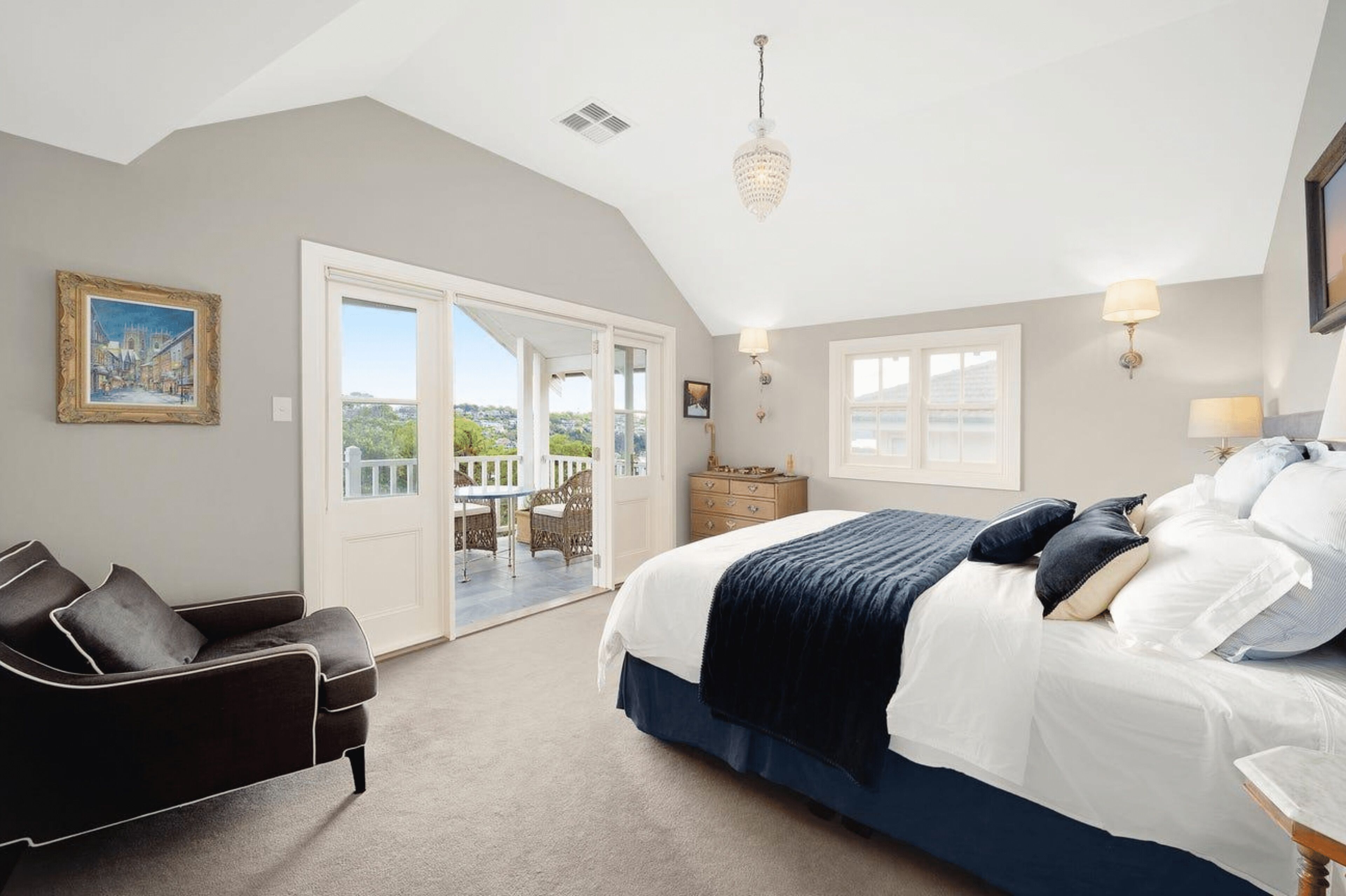 5 bedrooms, iron/ironing board, WiFi, bed sheets