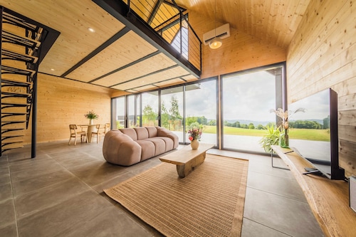 Maison contemporaine avec vue imprenable et spa.
En haut du paradis