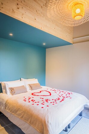 Travel cot, free WiFi, bed sheets