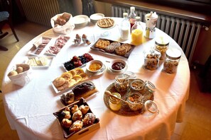 Free daily continental breakfast