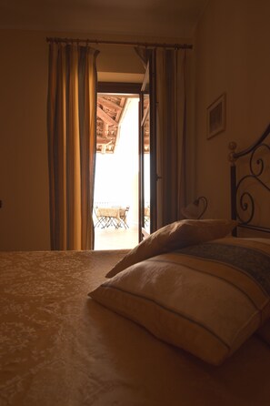 Kolmen hengen luksushuone, lemmikit sallittu, näköala mäelle | Parveke