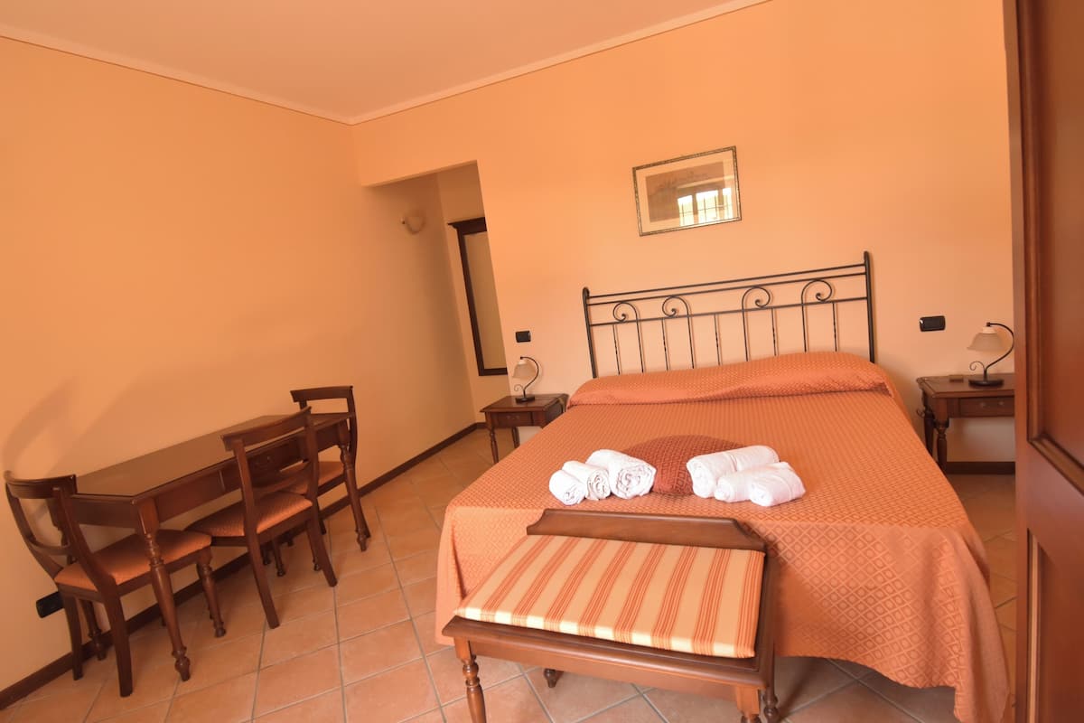 Double Room, 1 Queen Bed, Mobility Accessible | Blackout drapes, free WiFi