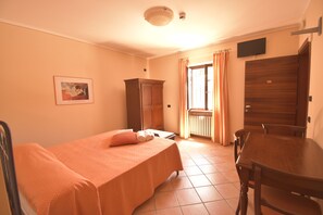 Double Room, 1 Queen Bed, Mobility Accessible | Blackout drapes, free WiFi
