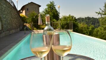 Piscina externa, funciona das 9h30 às 19h30, guarda-sóis