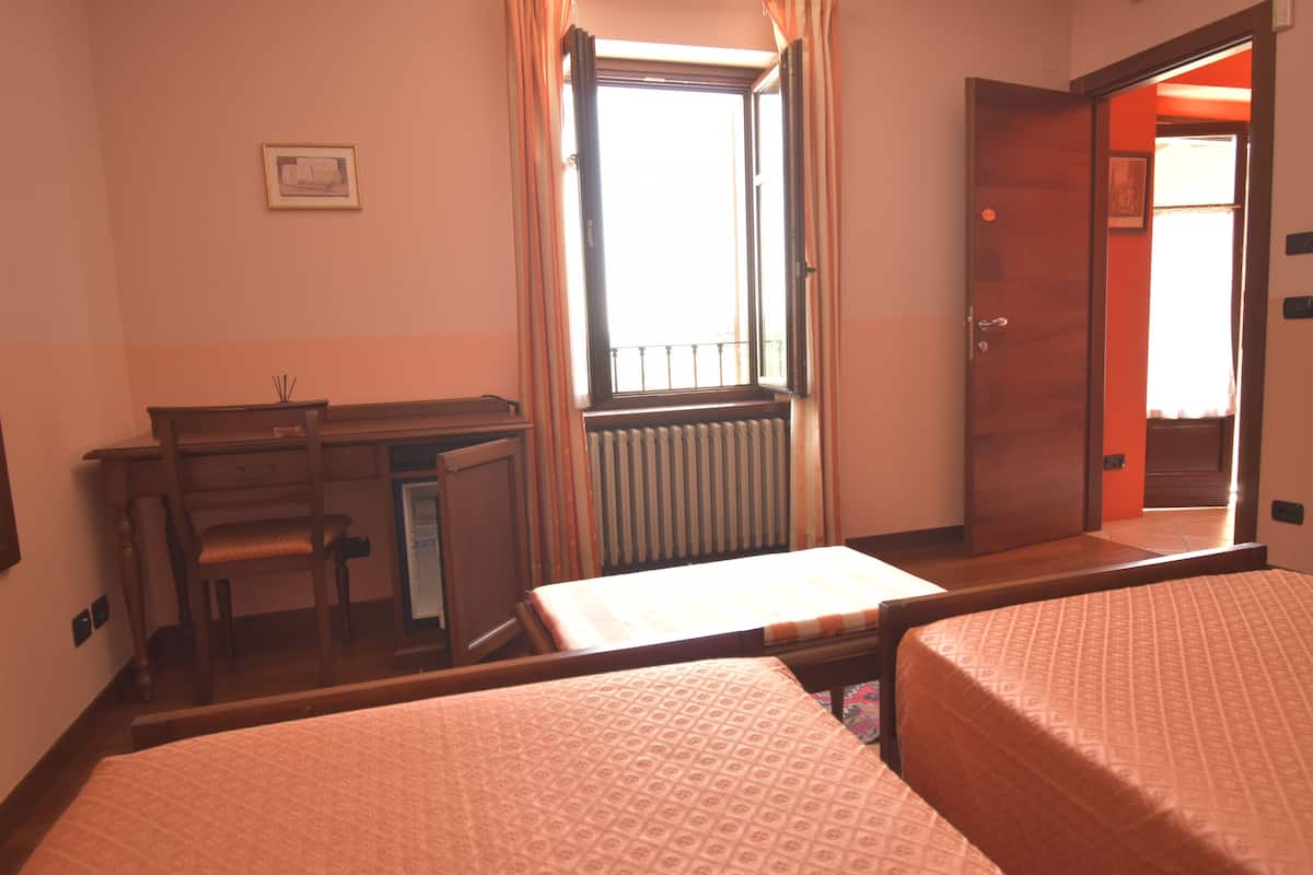 Classic Twin Room, Hill View | Room amenity