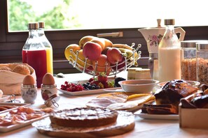 朝食 (コンチネンタル ブレックファスト)、毎日提供 (無料)