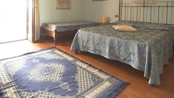 Quarto triplo superior, sacada, vista para a colina | Cortinas blackout, Wi-Fi de cortesia