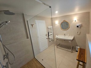 Casa Deluxe, 2 habitaciones, vista al jardín | Baño | Toallas y jabón 