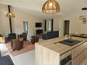 Deluxe House, 2 Bedrooms, Garden View | Private kitchen | Full-size fridge, oven, stovetop, cookware/dishes/utensils