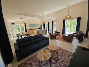 Deluxe House, 2 Bedrooms, Garden View | Ruang tamu | TV skrin rata