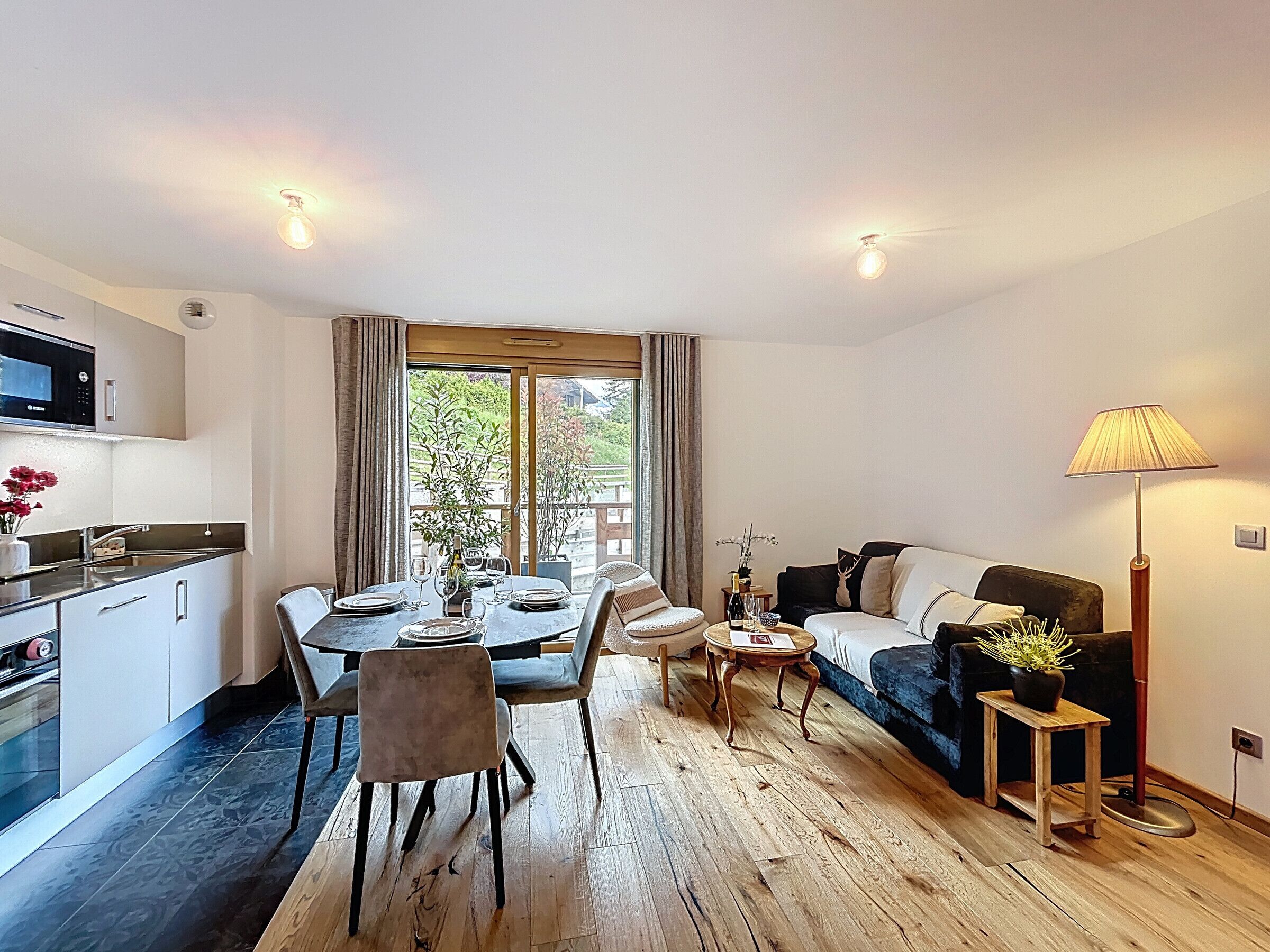 Een modern appartement met een eethoek, keuken en woonkamer.