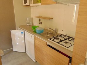 Jääkaappi, mikroaaltouuni, astianpesukone, kahvin-/teenkeitin