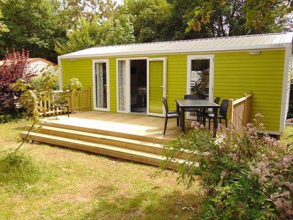Outdoor dining - Mobile Home 33m², 2 Bedrooms, 6 Persons, Terrace (Avrillé)