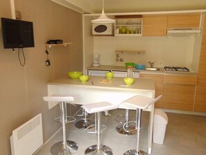 Jääkaappi, mikroaaltouuni, astianpesukone, kahvin-/teenkeitin