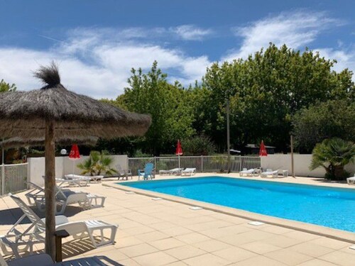 Chalet Confortable avec Terrasse au Camping La Chesnays