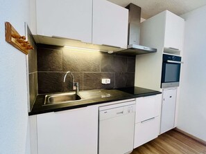 Réfrigérateur, four à micro-ondes, un four, surface de cuisson