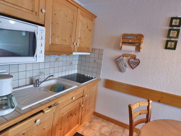 Réfrigérateur, four à micro-ondes, lave-vaisselle, cafetiÚre-théiÚre