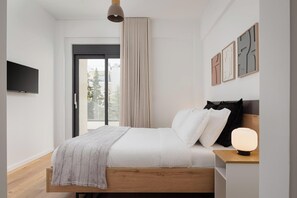 2 bedrooms, desk, iron/ironing board, travel cot - Glyfada Experience Residence (Glyfada)