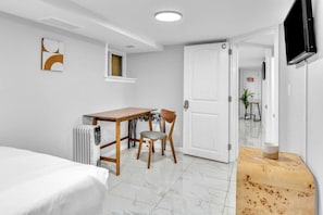 1 bedroom, desk, WiFi