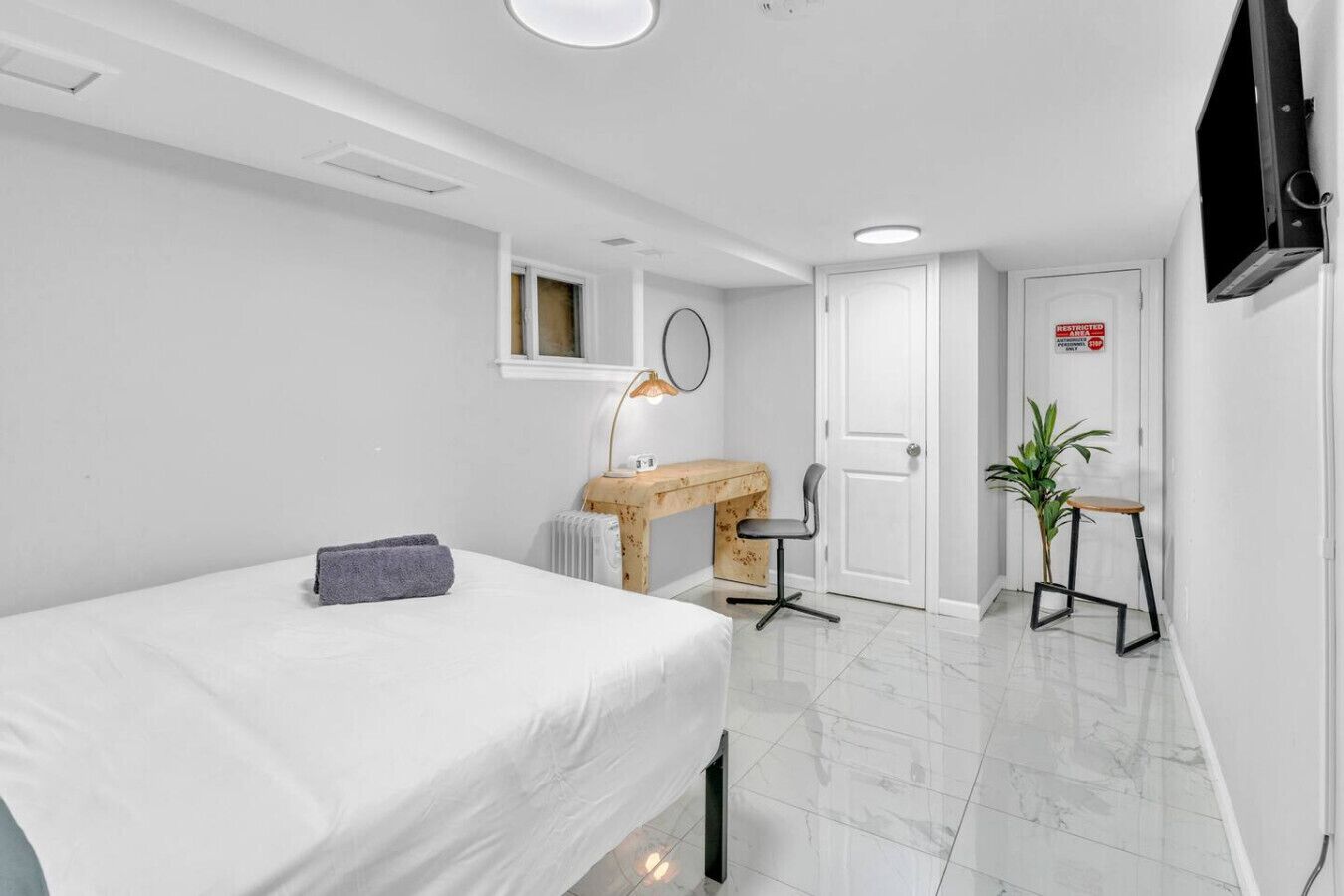 1 bedroom, desk, WiFi